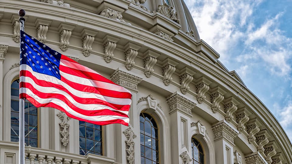 Photo of the US Congress with a US flag